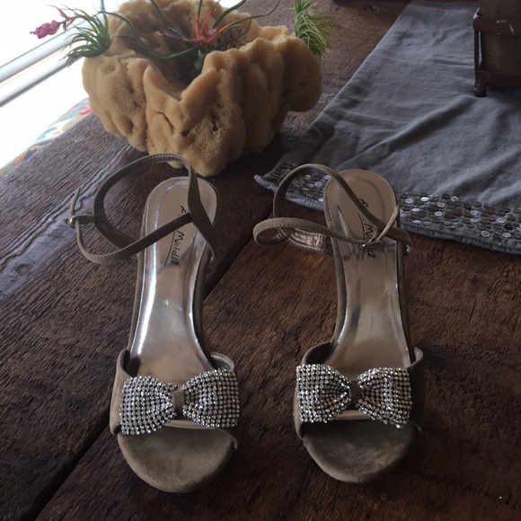 DONATED Anne Michelle taupe heels rhinestone bows - Picture 3 of 6